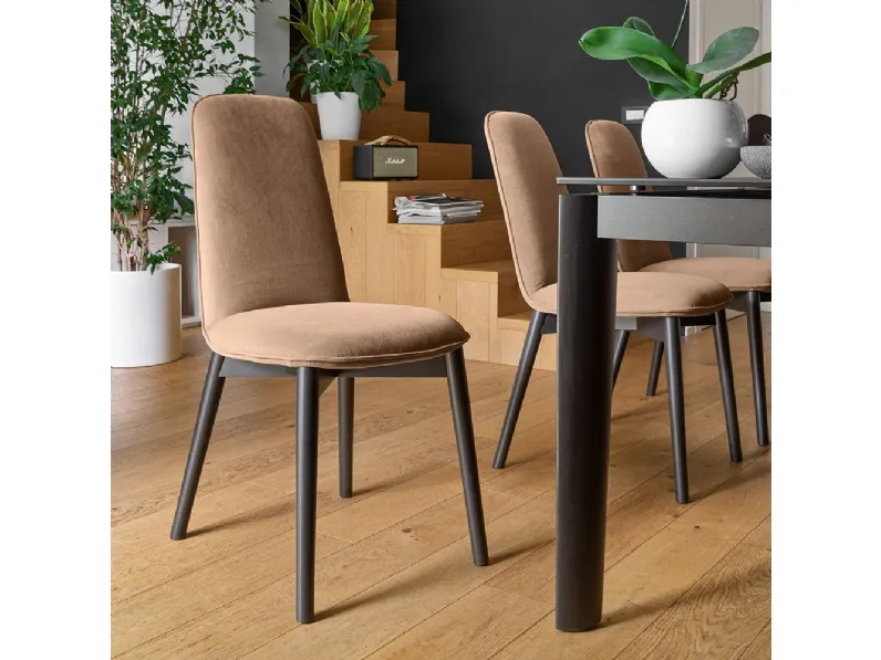 Sedia in tessuto imbottito Riley di Connubia