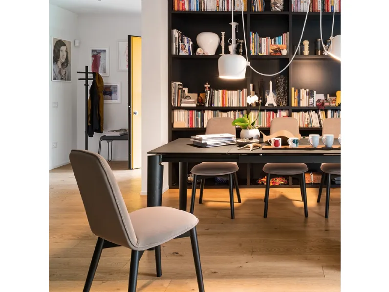 Sedia in tessuto imbottito Riley di Connubia