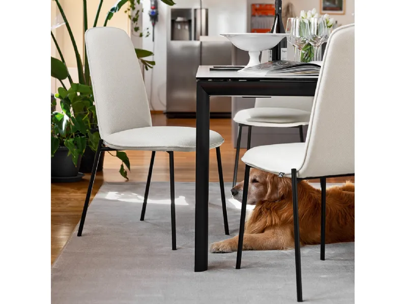 Sedia in tessuto imbottito Riley di Connubia