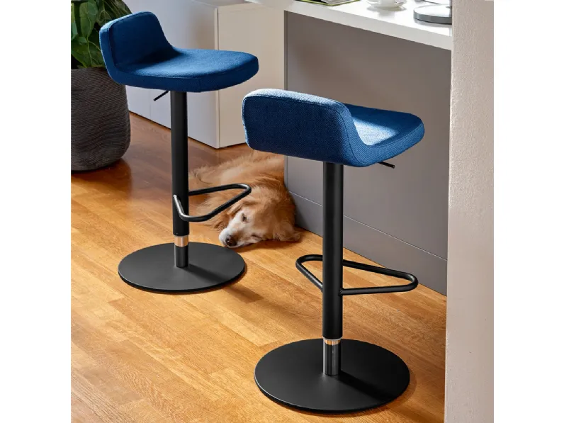 Sgabello regolabile in altezza Riley di Connubia