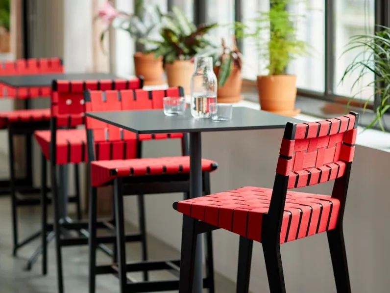 Sgabello Risom Barstool in tessuto e legno di Knoll