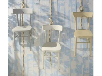 La Sedia Shabby Chic 732 di Fratelli Mirandola unisce eleganza vintage e comfort moderno.