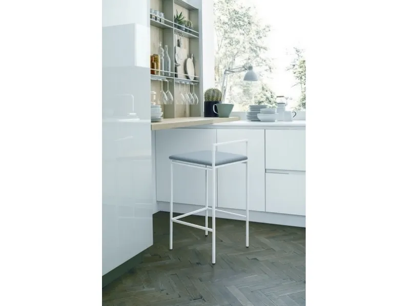 Sgabello in metallo bianco gesso con seduta in ecopelle July di Sedit