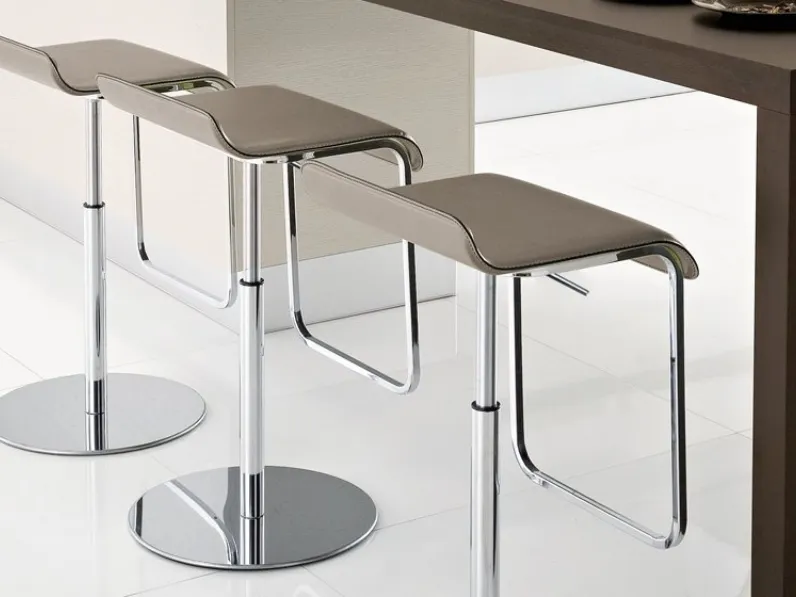Sgabello Cool in pelle rigenerata con struttura girevole e regolabile in altezza di Domitalia