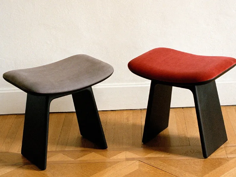 Sgabello Duo in legno massello di Frassino con seduta in tessuto di Poltrona Frau