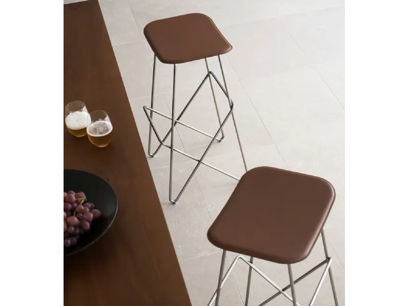 Sgabello Endless in cuoio e metallo di Desalto