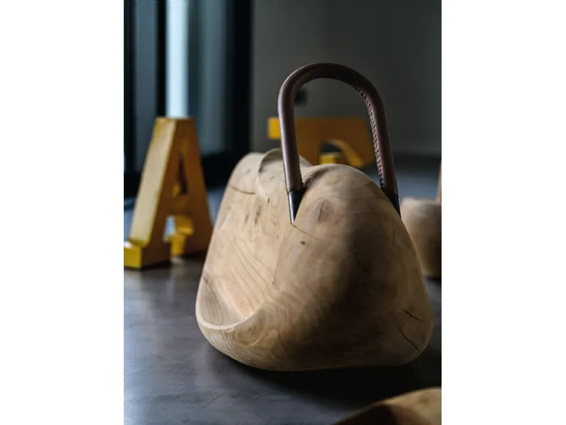 Sgabello Giulia interamente realizzato partendo da un blocco unico di legno di cedro profumato di Riva1920