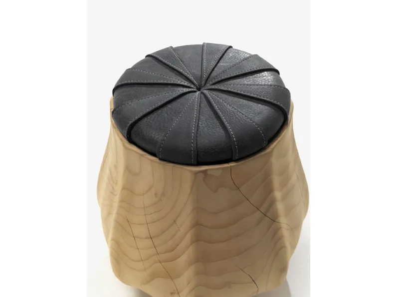 Sgabello Gumnut in legno massello di cedro profumato con seduta in pelle imbottita di Riva1920