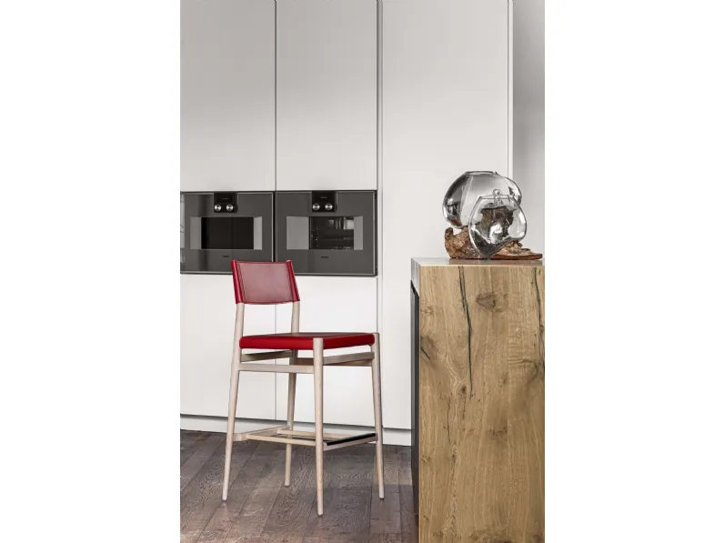 Sgabello con struttura in legno, impilabile Ledermann di Enrico Pellizzoni