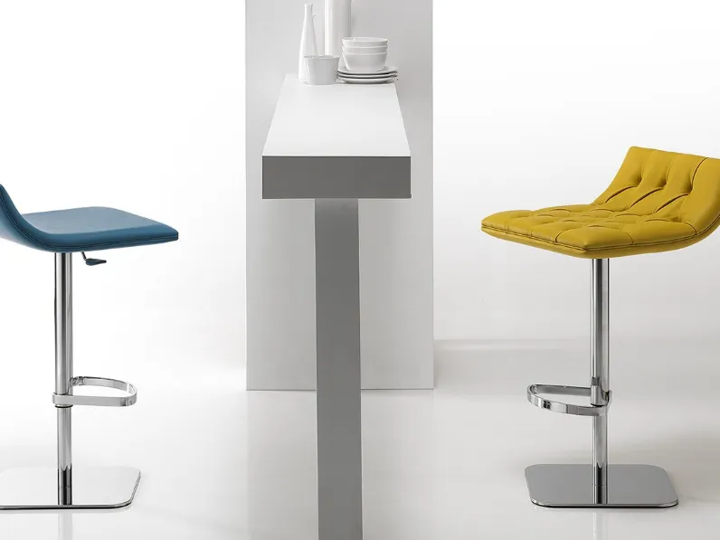 Sgabello Malibù in pelle trapuntata o liscia di Albani