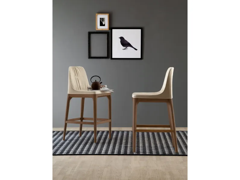 Sgabello Mivida in ecopelle con struttura in legno di Tonin Casa
