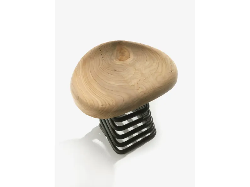 Sgabello Molla composto da un sedile sagomato in legno massello sorretto da una molla quadrata di Riva1920