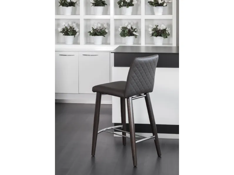 Sgabello impilabile in vera pelle con gambe in legno Xelle SGFW di Ambiance Italia