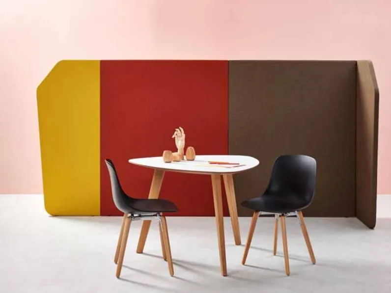 Sedia in polipropilene con gambe in legno massello di rovere Shell di Estel