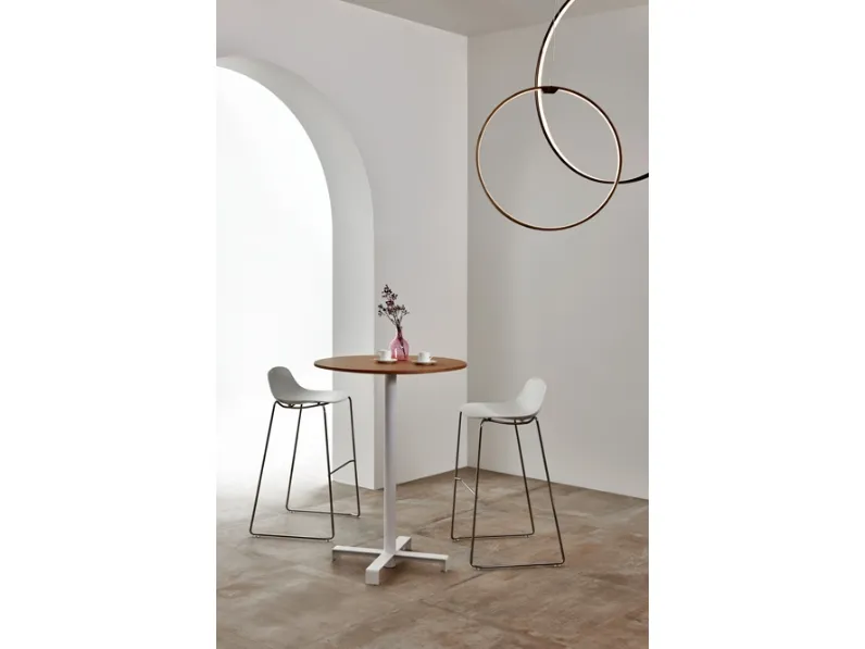 Sgabello in polipropilene con base a slitta in metallo Shell di Estel