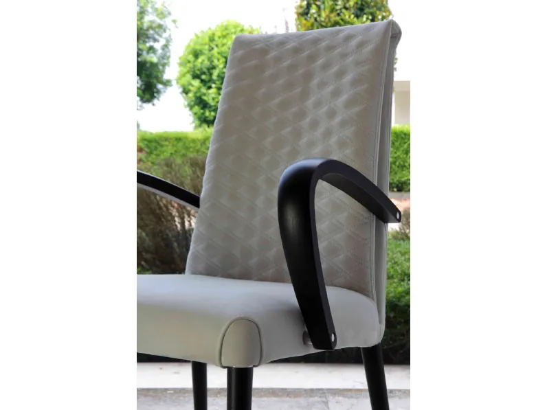 Sedia in pelle trapuntata con gambe e braccioli in legno di Rovere Beluga Soft Emerald di Reflex