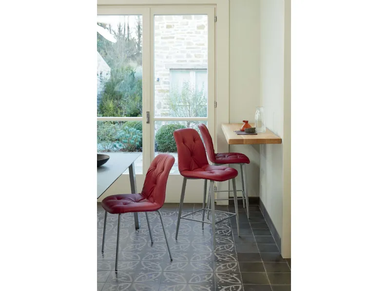 Sgabello Spring in ecopelle imbottita e base in acciaio di Ingenia