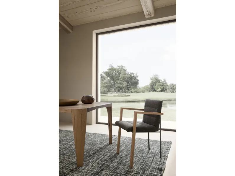 Sedia in tessuto con struttura in legno e metallo Star System Cassiopea di Estel