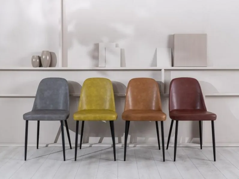 Sedia Tamara con seduta e schienale rivestiti in soft touch con gambe in metallo di Stones