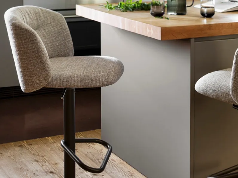 Sgabello Sweel in tessuto imbottito di Calligaris