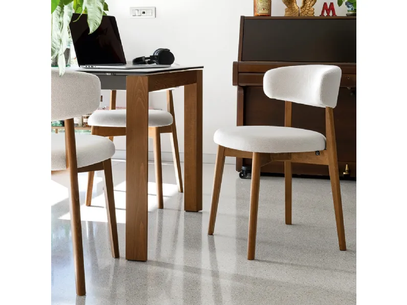 Sedia in tessuto imbottito e legno Talks di Connubia