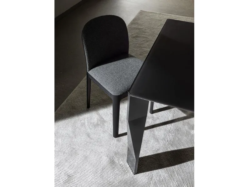 Sedia Tea in tessuto con struttura in massello di Molteni & C