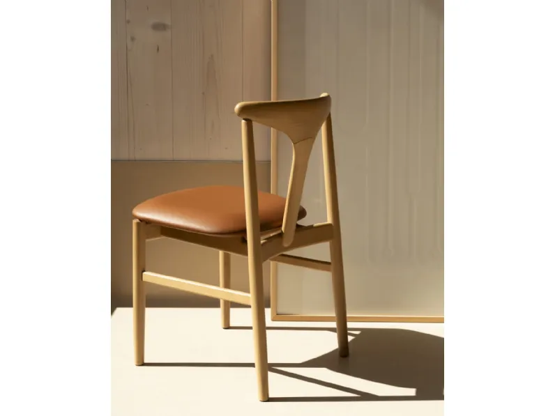 Sedia Tonbo in massello di frassino con seduta imbottita di Kristalia