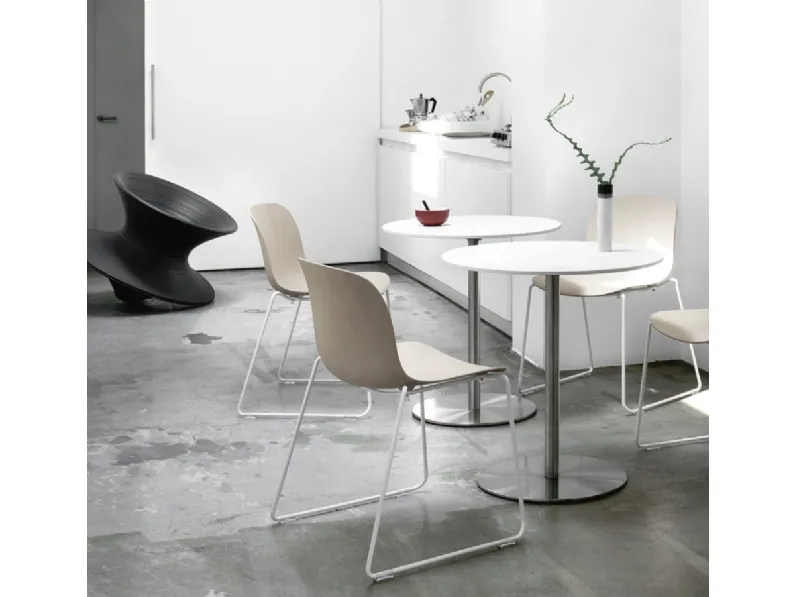 Sedia in multistrato di Faggio con base a slitta in acciaio verniciato Troy di Magis