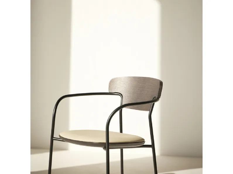 Sedia Upholstered Pecan in legno con seduta imbottita di Punt Mobles