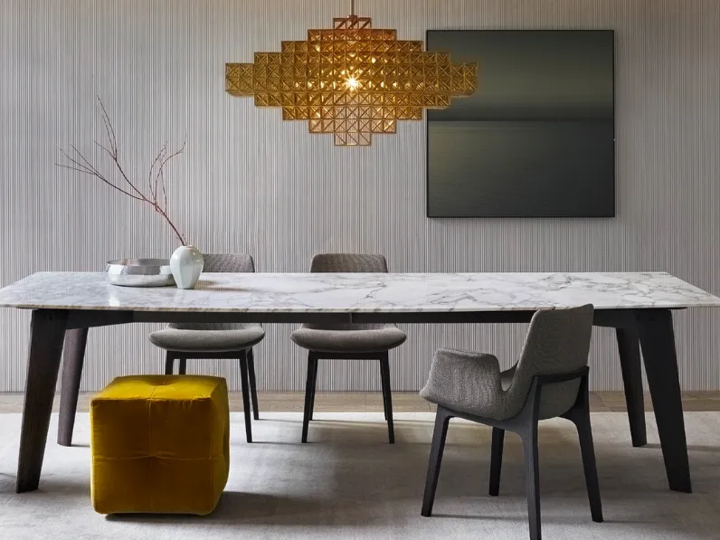 Sedia con braccioli Ventura in tessuto con struttura in rovere di Poliform