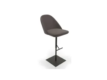 Lo sgabello Virgo/C di Zamagna unisce design essenziale e funzionalità in un unico pezzo d'arredo.