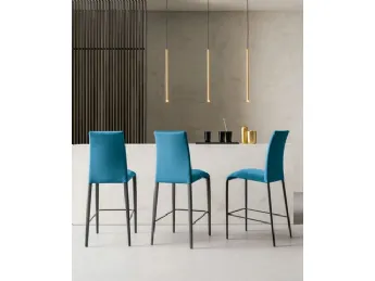 Lo sgabello Vittoria Flex di Riflessi unisce design ergonomico e comfort versatile per ogni ambiente
