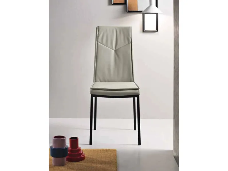 Sedia Vivienne in ecopelle martellata di Capodarte