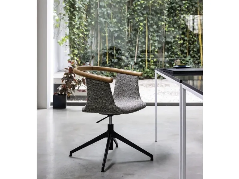 Sedia Yuumi 1591 in tessuto e legno di Bross Italia