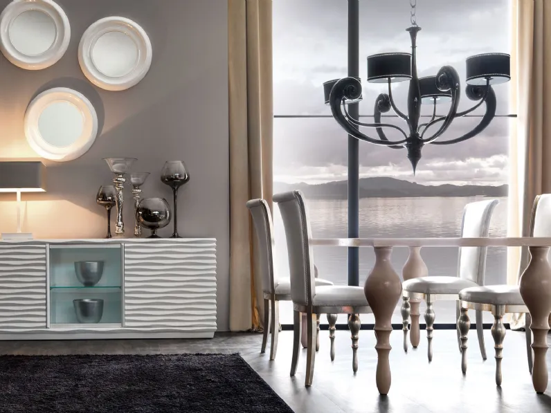 Sedia Zoe con struttura in massello di faggio decorato e seduta e schienale imbottiti e rivestiti in pelle di Cortezari