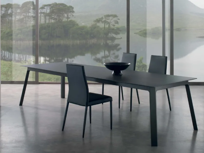 Tavolo Albatros rettangolare con top in cristallo verniciato Nero e base in alluminio di Dexo
