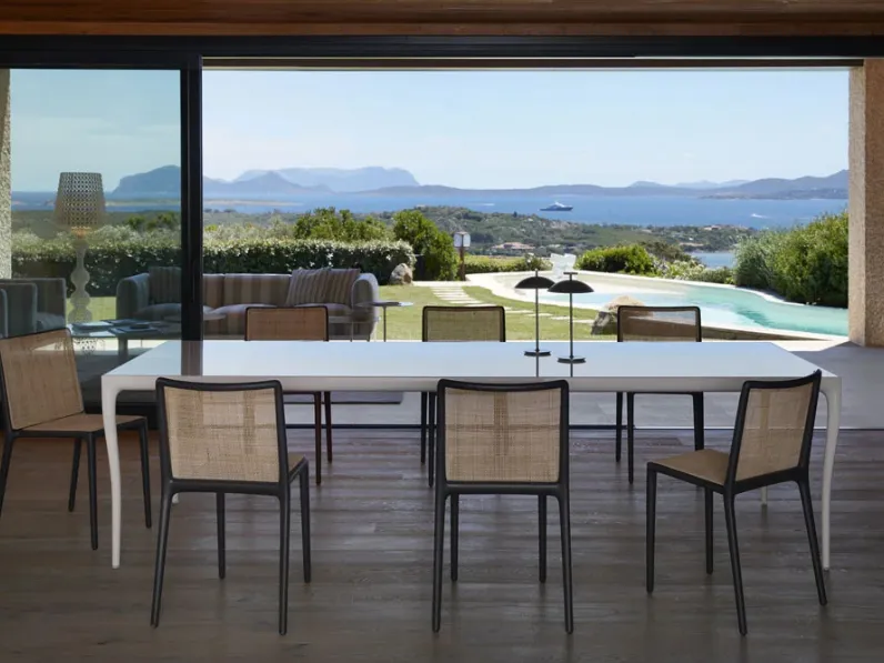 Tavolo Albert in gres porcellanato lucido di Kartell