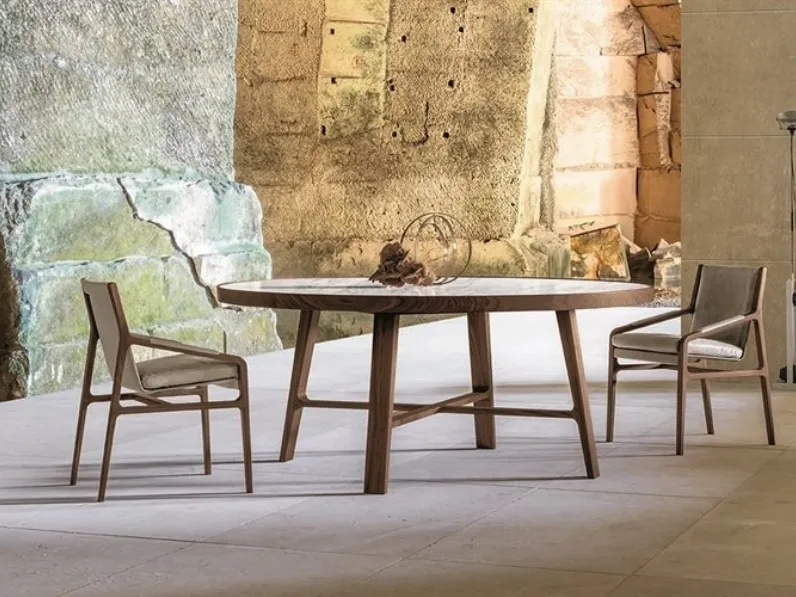 Tavolo rotondo con piano in marmo e struttura in legno Compass di Alivar