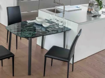 Il tavolo allungabile Ribot di Altacom offre eleganza e funzionalità per ogni ambiente.