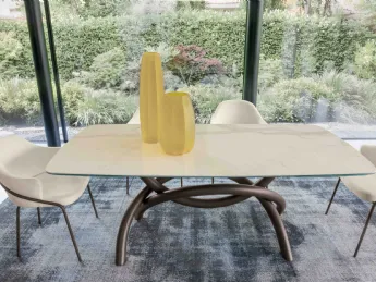Il tavolo allungabile Arco di Compar Italia offre versatilità e design in un'unica soluzione.