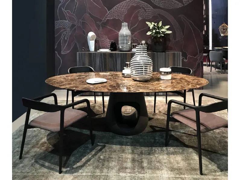 Tavolo ovale con top in marmo e base in cemento Barbara Marmo di Horm