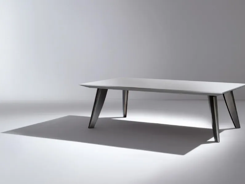 Tavolo in legno laccato opaco e gambe in ottone BD 12 di Laura Meroni