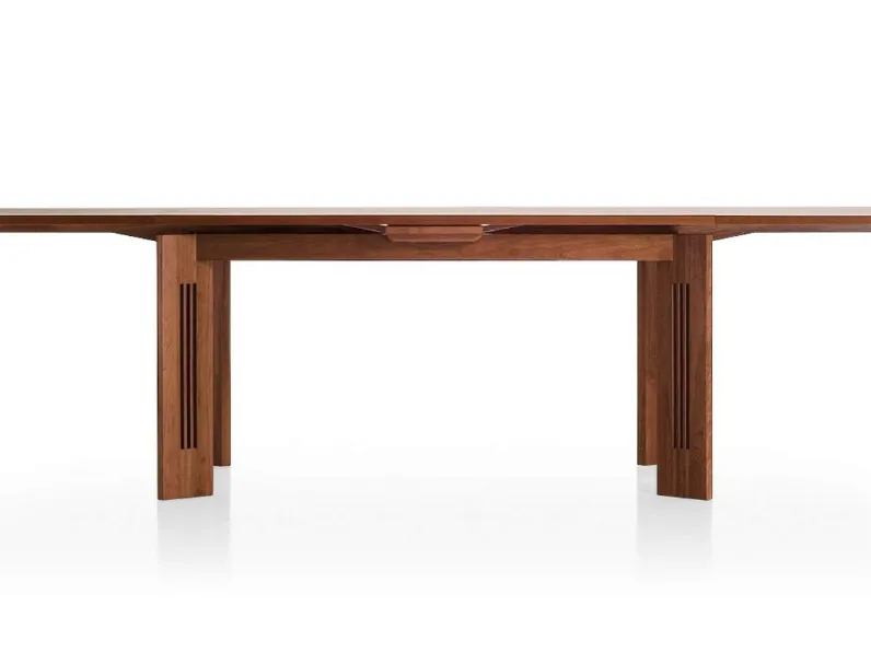 Tavolo allungabile Berlino Table con struttura in legno massello di ciliegio di Cassina