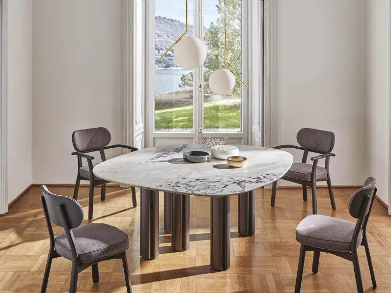 Tavolo con piano in marmo e gambe in legno massello Berry di Porada