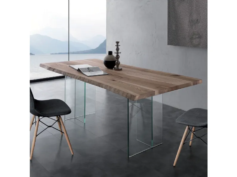 Tavolo Bio-Glass in Frassino olivato massello spazzolato tinto naturale con bordo corteccia con gambe in vetro di La Seggiola