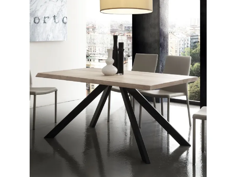 Tavolo Bio-Metal in Frassino olivato massello spazzolato tinto naturale con bordo corteccia e gambe in metallo verniciato di La Seggiola