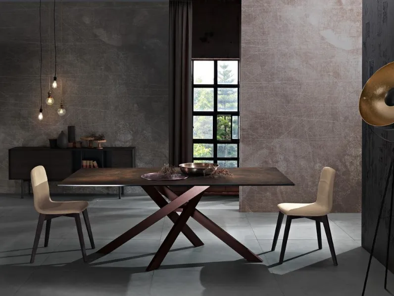 Tavolo Blair in vetroceramica Ossido Bruno e gambe in metallo di MaxHome