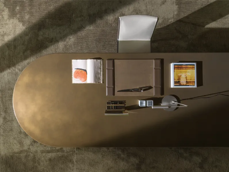 Tavolo ovale Blevio laccato con polveri di Metallo di Molteni & C