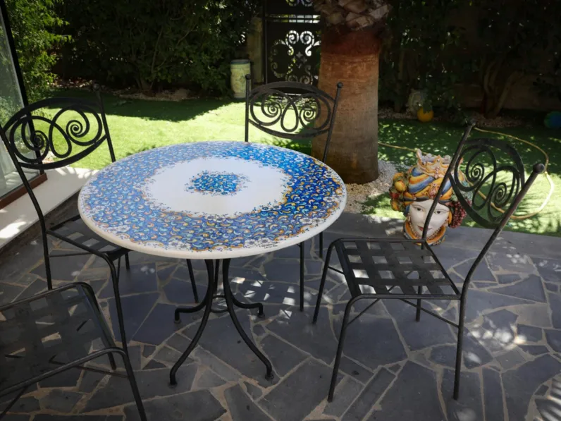 Tavolo rotondo con decoro Blu Iris in ceramica di Caltagirone e pietra lavica di Alemanna