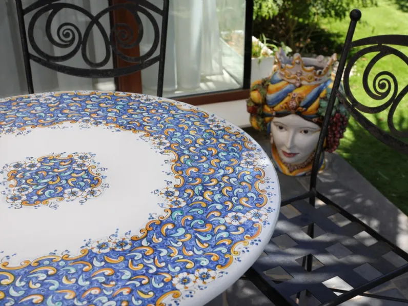 Tavolo rotondo con decoro Blu Iris in ceramica di Caltagirone e pietra lavica di Alemanna